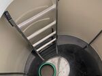 1/7 - Součástí šachty je HLINÍKOVÝ žebřík, prostup na vodu a prostup na elektrický kabel. Na dně šachty prostup na vrt, který připravujeme standardně v ø 110,125,160, 200 a 250.